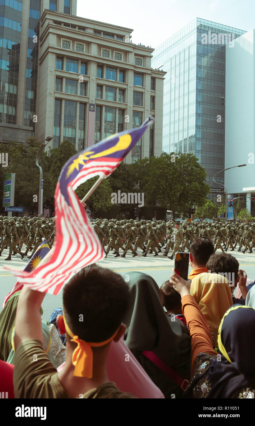 Folla patriottica militare testimoniare personnels marciando a Putrajaya durante la Malaysia independance day celebrazione 2018 Foto Stock