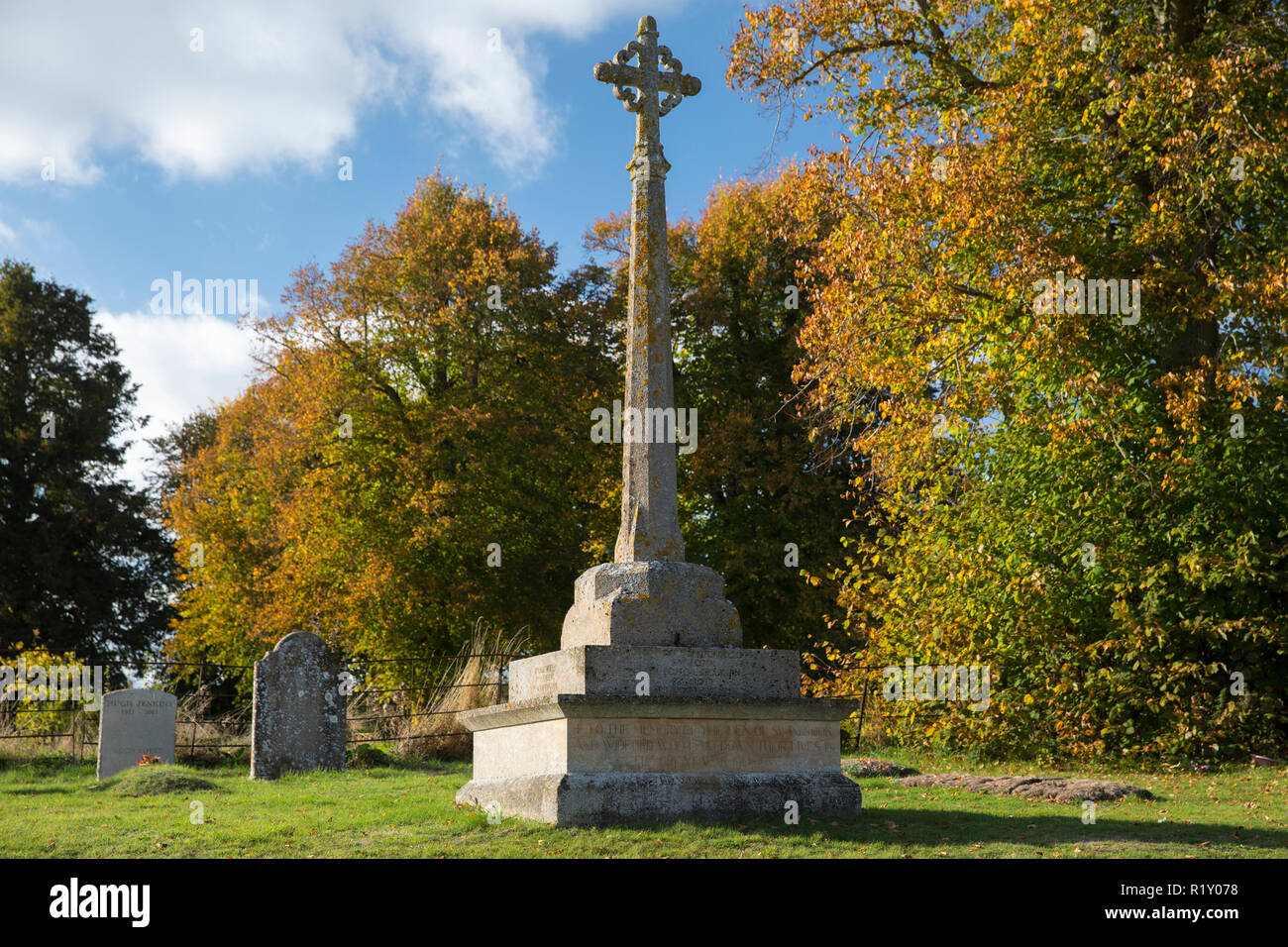 Memoriale di guerra per la Grande Guerra 1914-1918 - la guerra mondiale I e II Guerra Mondiale 1939-1945 al fianco di tombe nel cimitero tradizionale della Chiesa di Santa Maria, Swin Foto Stock