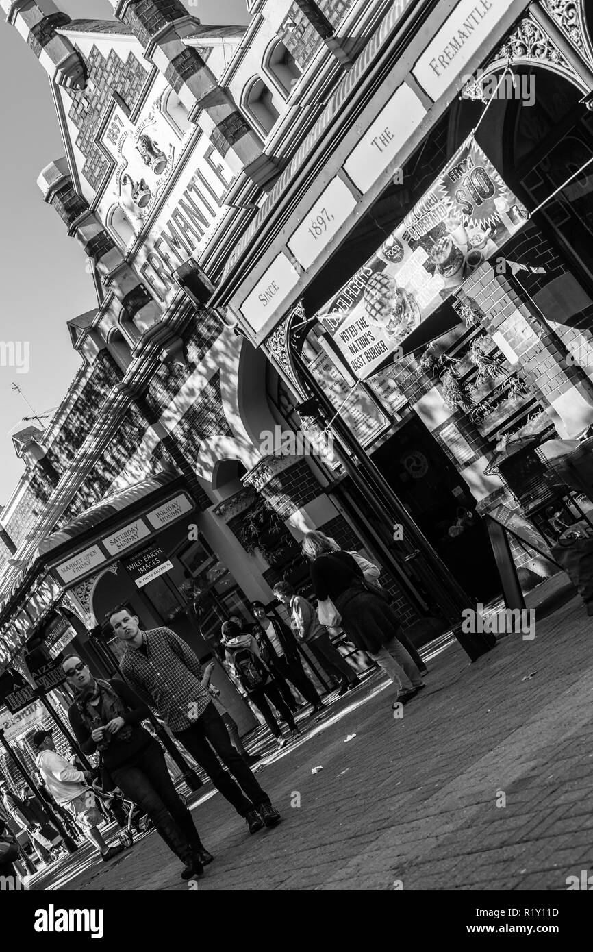 Le persone al di fuori di Fremantle Markets godendo di un inverno mite giorno Foto Stock