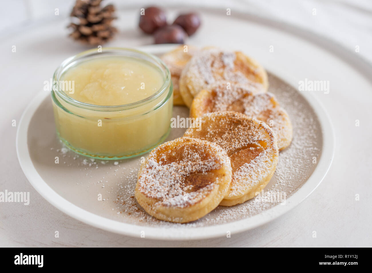 Apple pancake con fatta in casa la salsa di Apple Foto Stock