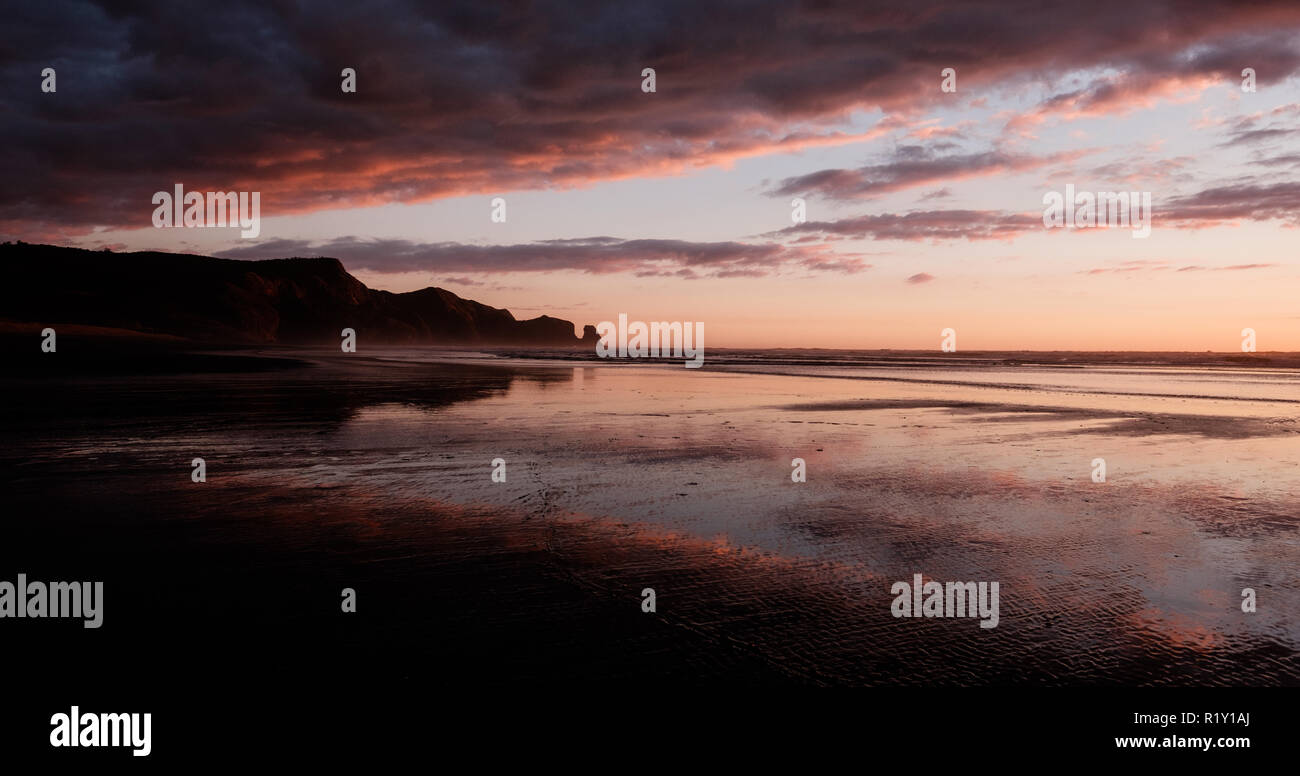 Bethells Beach, Nuova Zelanda - 14 Novembre 2017: Tramonto presso la splendida spiaggia Bethells noto anche come Te Henga Beach. Foto Stock