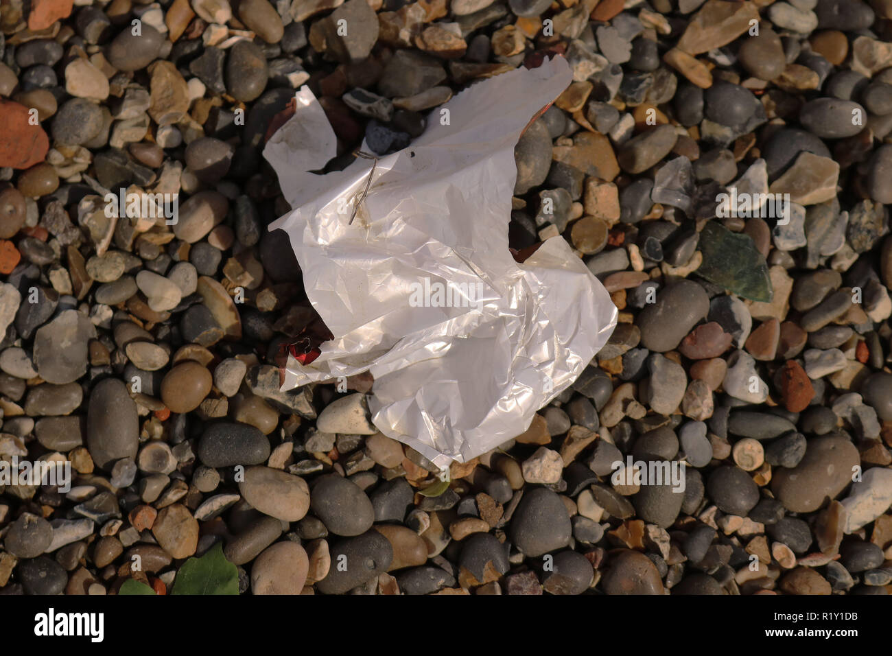 Plastica involucro alimentare trovato sul Fiume Tamigi per mostrare l'uso elevato di plastica utilizzata nell'ambiente. Foto Stock
