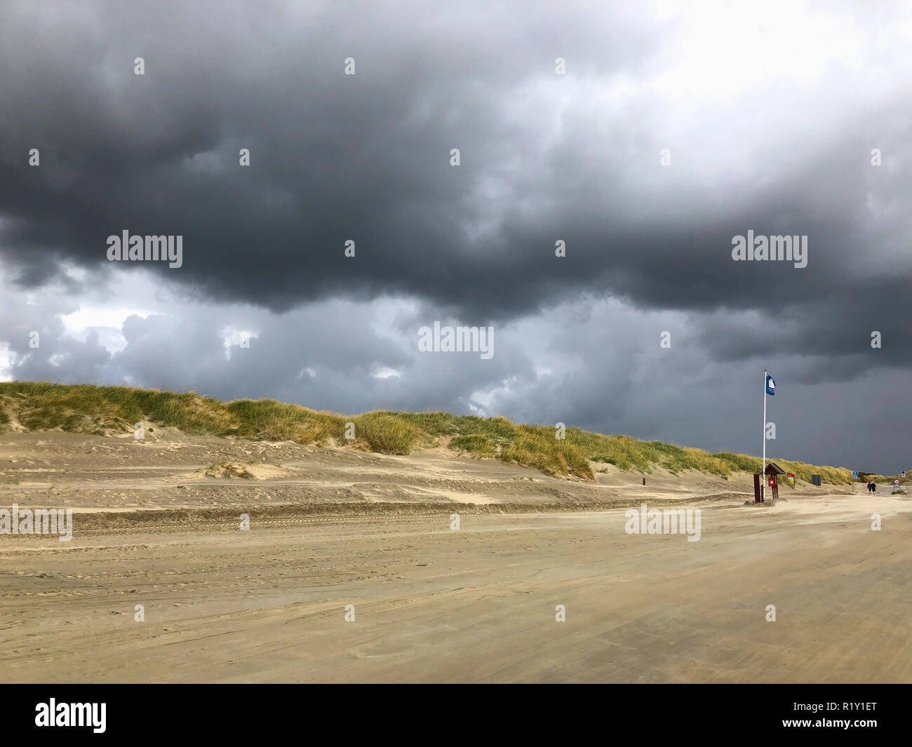 Sulla bellissima spiaggia di Lakolk dopo heavy rain. Nello Jutland, Danimarca. Questa spiaggia è preferito per il kitesurf, surf ecc. Foto Stock