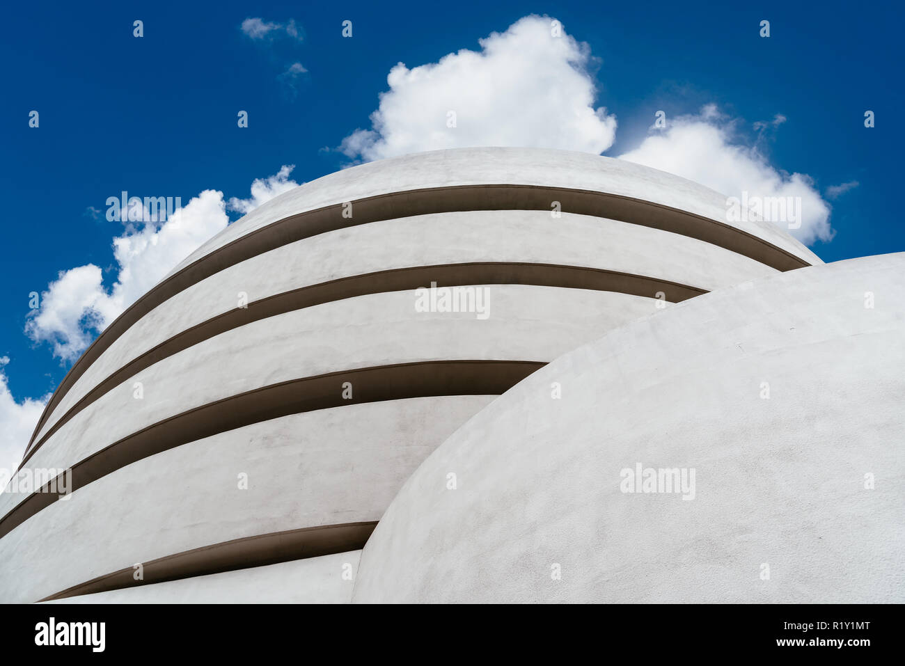 La città di New York, Stati Uniti d'America - 23 Giugno 2018: Il Solomon R Guggenheim il museo di arte moderna e contemporanea. Progettato da Frank Lloyd Wright Foto Stock