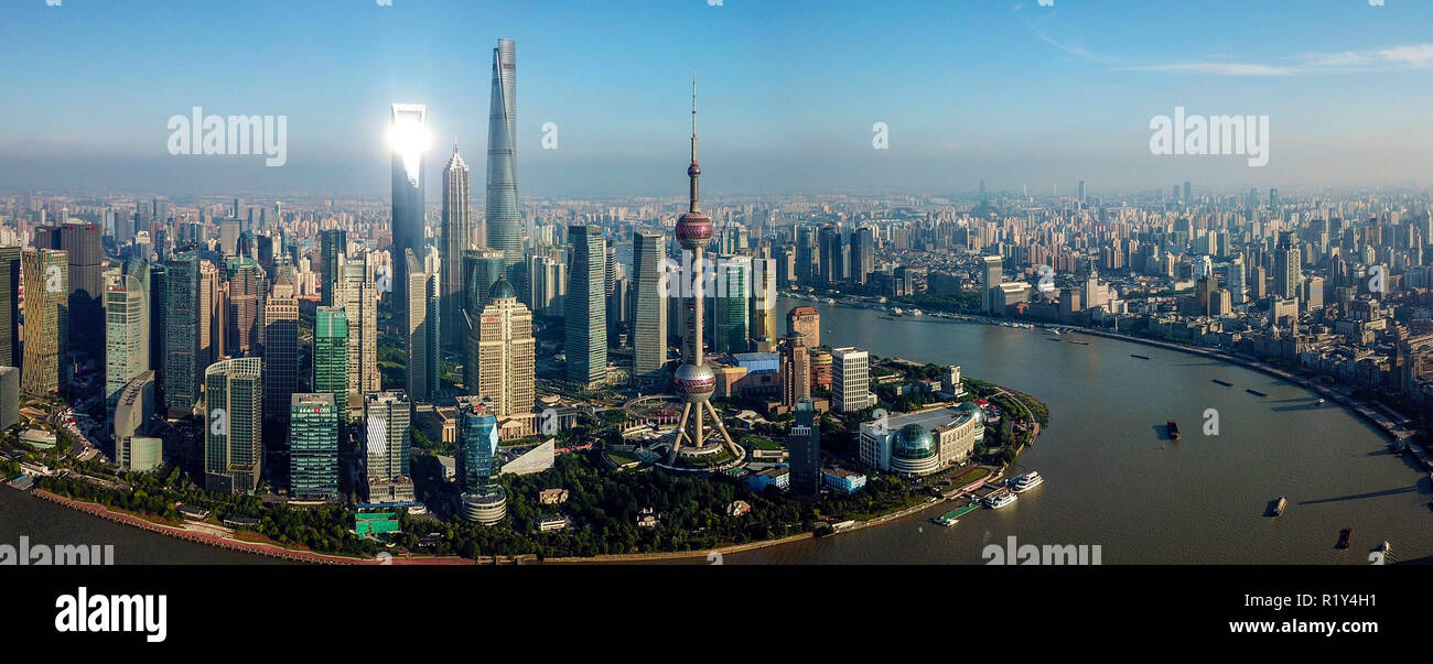 (181115) -- PECHINO, nov. 15, 2018 (Xinhua) -- cucito fotografia scattata a giugno 21, 2018 mostra paesaggio di Lujiazui zona di Pudong di Shanghai, Cina orientale. Secondo una dichiarazione rilasciata dall'Ufficio Nazionale di Statistica (NBS), casa prezzi nelle principali città cinesi è rimasta stabile nel mese di ottobre come i governi locali hanno continuato a tenuta di regolamenti di proprietà. Su un mese su base di mese, nuova casa prezzi in Cina le quattro il primo livello di città - Pechino, Shanghai e Shenzhen e Guangzhou - erano piatti con il mese precedente. Nuova casa prezzi nel secondo livello aumentato le città più lento rispetto al mese precedente, mentre Foto Stock