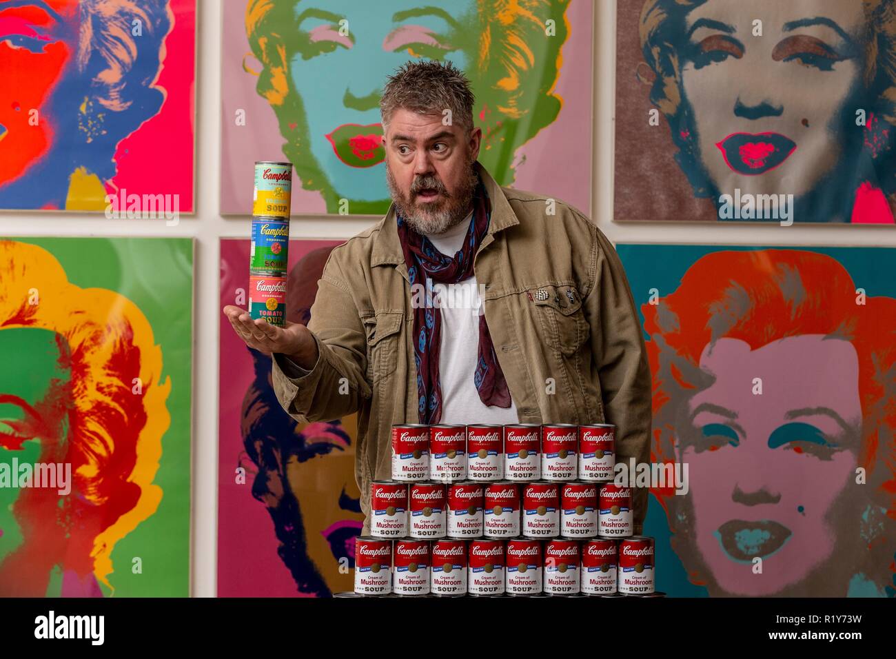 Edinburgh, Regno Unito. 15 Nov 2018. Intrattenitore Phill Jupitus lancia di Andy Warhol e Eduardo Paolozzi | Voglio essere una macchina, che esplora il fascino reciproco per l'automazione di macchine e processi meccanici di due di arte Pop's giganti, Andy Warhol (1928-1987) e Eduardo Paolozzi (1924-2005). In funzione a partire dal 17 novembre 2018 al 2 giugno 2019, presso la Scottish Galleria Nazionale di Arte Moderna, la mostra sarà composta da due display paralleli dedicati ad ogni artista, esaminando lo sviluppo del loro lavoro dal 1940 in poi. Credito: ricca di Dyson/Alamy Live News Foto Stock