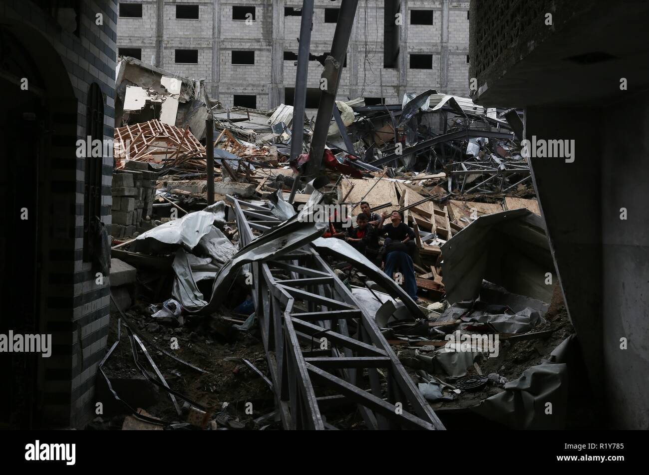 La città di Gaza, Striscia di Gaza, Territori palestinesi. Xv Nov, 2018. Palestinesi ispezionare le macerie della stazione televisiva al-Aqsa TV distrutta da incursioni aeree israeliane nella striscia di Gaza City il 15 novembre 2018 Credit: Ashraf Amra/immagini APA/ZUMA filo/Alamy Live News Foto Stock