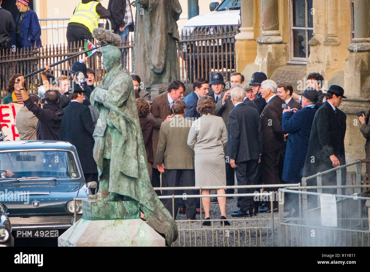 Aberystwyth, Wales, Regno Unito, 15 novembre 2018. Il cast e la troupe sul set della premiata serie 'corona' , per filmare la scena dell'arrivo del principe Charles a Aberystwyth University nel 1969 alla vigilia della sua investitura come il Principe di Galles in quello stesso anno a Caernarfon Castle. Attore Josh O'Connor, interpreta la parte del principe in serie tre e quattro, è il più noto per il suo ritratto di Johnny Saxby nel film di Dio il proprio paese, per cui ha vinto un British Independent Film Award per il Miglior Attore. Credito: keith morris/Alamy Live News Foto Stock