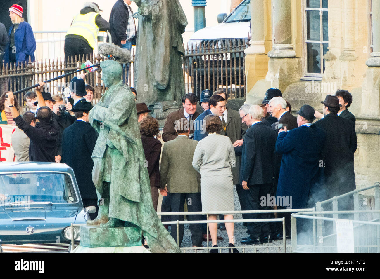 Aberystwyth, Wales, Regno Unito, 15 novembre 2018. Il cast e la troupe sul set della premiata serie 'corona' , per filmare la scena dell'arrivo del principe Charles a Aberystwyth University nel 1969 alla vigilia della sua investitura come il Principe di Galles in quello stesso anno a Caernarfon Castle. Attore Josh O'Connor, interpreta la parte del principe in serie tre e quattro, è il più noto per il suo ritratto di Johnny Saxby nel film di Dio il proprio paese, per cui ha vinto un British Independent Film Award per il Miglior Attore. Credito: Keith Morris/Alamy Live News Foto Stock