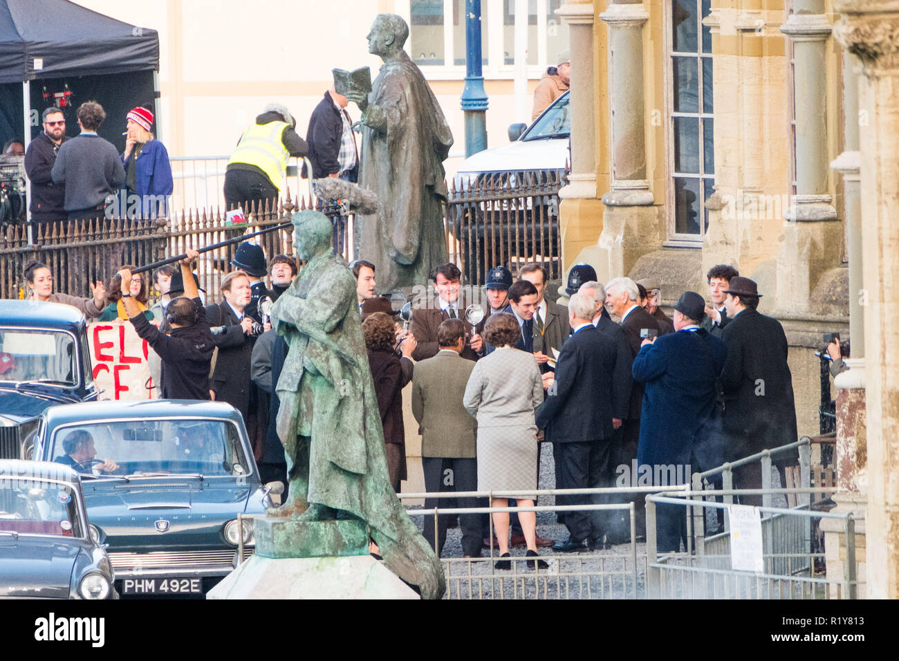 Aberystwyth, Wales, Regno Unito, 15 novembre 2018. Il cast e la troupe sul set della premiata serie 'corona' , per filmare la scena dell'arrivo del principe Charles a Aberystwyth University nel 1969 alla vigilia della sua investitura come il Principe di Galles in quello stesso anno a Caernarfon Castle. Attore Josh O'Connor, interpreta la parte del principe in serie tre e quattro, è il più noto per il suo ritratto di Johnny Saxby nel film di Dio il proprio paese, per cui ha vinto un British Independent Film Award per il Miglior Attore. Credito: keith morris/Alamy Live News Foto Stock