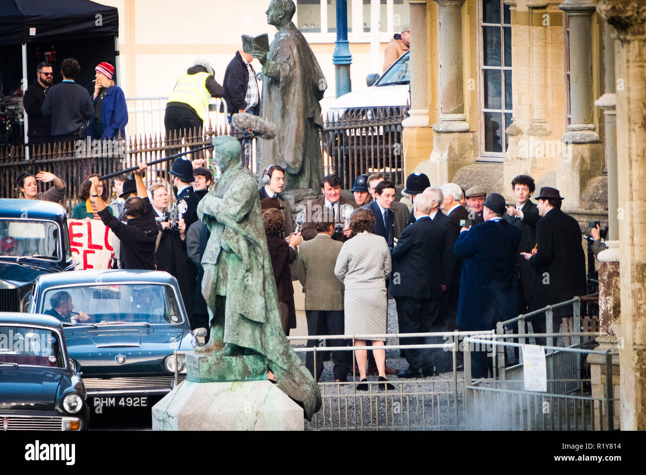 Aberystwyth, Wales, Regno Unito, 15 novembre 2018. Il cast e la troupe sul set della premiata serie 'corona' , per filmare la scena dell'arrivo del principe Charles a Aberystwyth University nel 1969 alla vigilia della sua investitura come il Principe di Galles in quello stesso anno a Caernarfon Castle. Attore Josh O'Connor, interpreta la parte del principe in serie tre e quattro, è il più noto per il suo ritratto di Johnny Saxby nel film di Dio il proprio paese, per cui ha vinto un British Independent Film Award per il Miglior Attore. Credito: keith morris/Alamy Live News Foto Stock