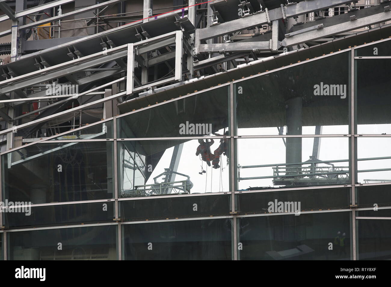 Londra, Regno Unito. 15 nov 2018.Tottenham Hotspur Football Club è di nuovo 62.000 posti stadium sembra ancora bisogno di molto di più di lavoro prima di Premiership può essere svolto presso la North London venue. Il club è ancora a dover giocare è home giochi presso lo Stadio Nazionale di Wembley anche nel nord di Londra. Credito: Nigel Bowles/Alamy Live News Foto Stock