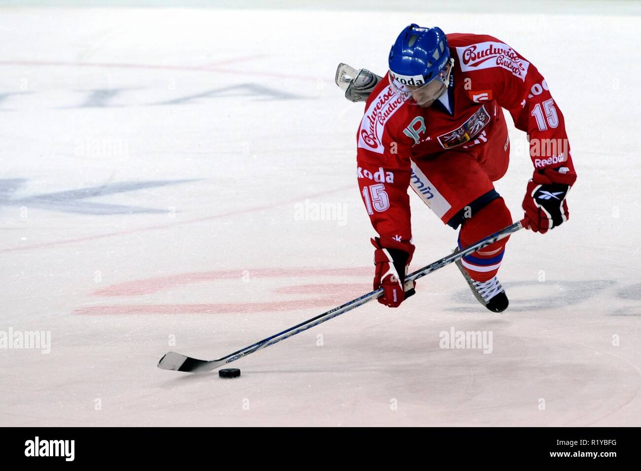 Liberec, Repubblica Ceca. 16 apr 2009. Euro Hockey Tour, Svezia vs Repubblica Ceca, 1:2, Liberec, CZE. La Repubblica ceca è Jan Marek lotta per il puck durante il loro Euro Tour di Hockey Hockey su ghiaccio corrispondono a Liberec 16 aprile 2009./PSPA/Slavek Ruta Credito: Slavek Ruta/ZUMA filo/Alamy Live News Foto Stock