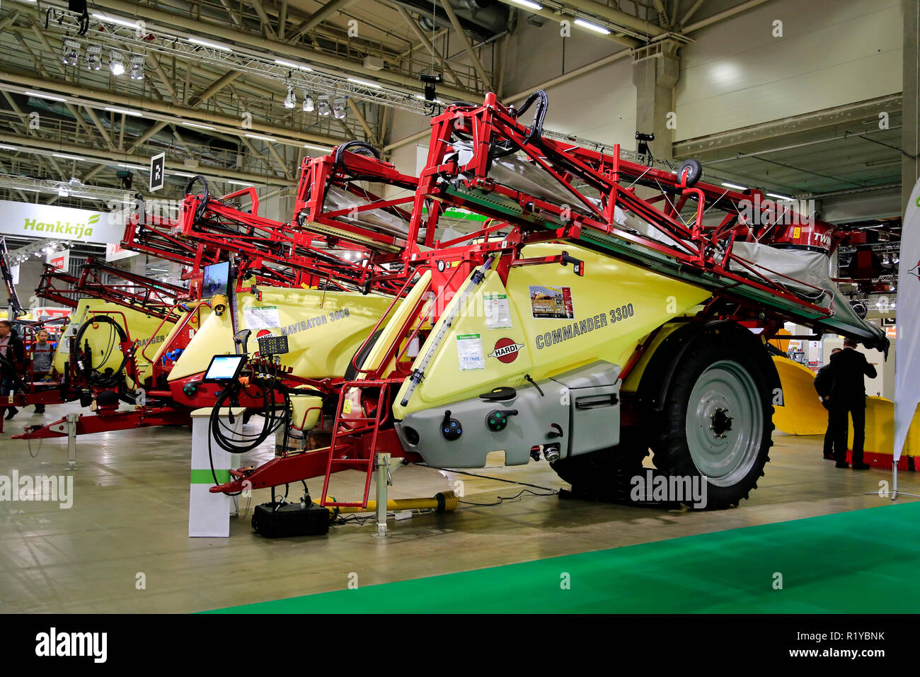 Helsinki, Finlandia - 15 Novembre 2018: Hardi spruzzatori, Commander 3300 Irroratrice trainata (anteriore) visualizzato sul MaatalousKonemessut scambi agricoli equo, Helsinki, Finlandia. Credito: Taina Sohlman/ Alamy Live News Foto Stock