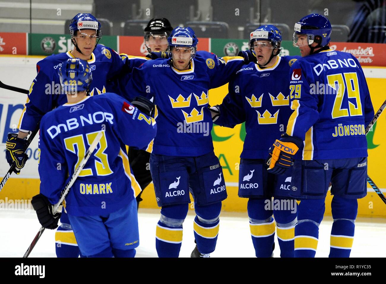 Liberec, Repubblica Ceca. 18 apr 2009. Euro Hockey Tour, Finlandia vs Svezia repubblica, 4:5, 18 aprile 2009, Liberec, CZE. Team di Svezia celebrare dopo aver sconfitto la Finlandia durante l'Euro Tour di Hockey Hockey su ghiaccio corrispondono a Liberec, 18 aprile 2009./PSPA/Slavek Ruta Credito: Slavek Ruta/ZUMA filo/Alamy Live News Foto Stock