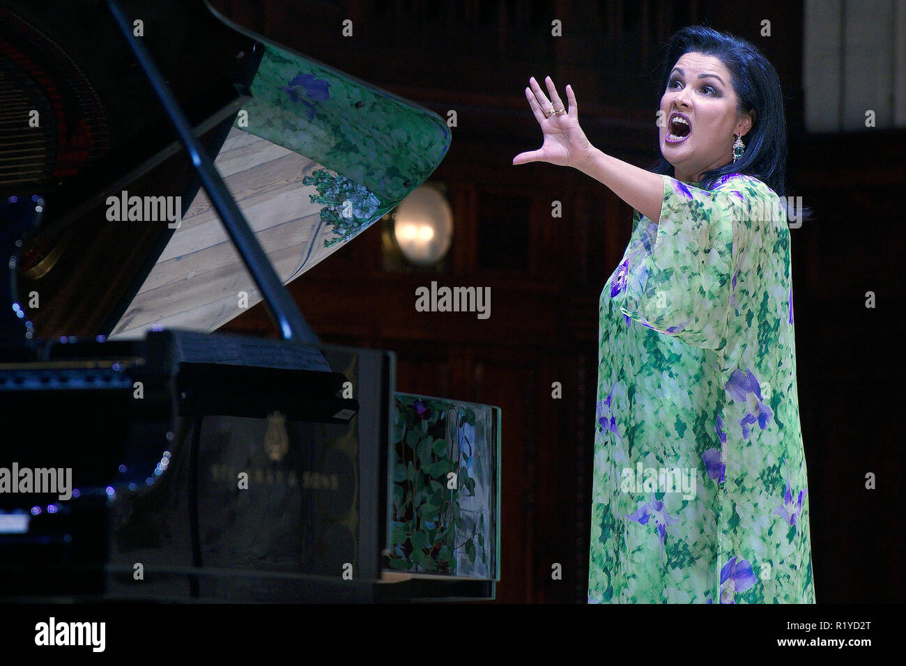 Praga, Repubblica Ceca. Xv Nov, 2018. Soprano russo Anna Netrebko accompagnata dal pianista Malcolm Martineau eseguire brani di grandi compositori russi durante il primo concerto del suo giro in Europa e Stati Uniti in Casa Municipale, Praga, Repubblica Ceca, giovedì, 15 novembre 2018. Credito: Michaela Rihova/CTK foto/Alamy Live News Foto Stock