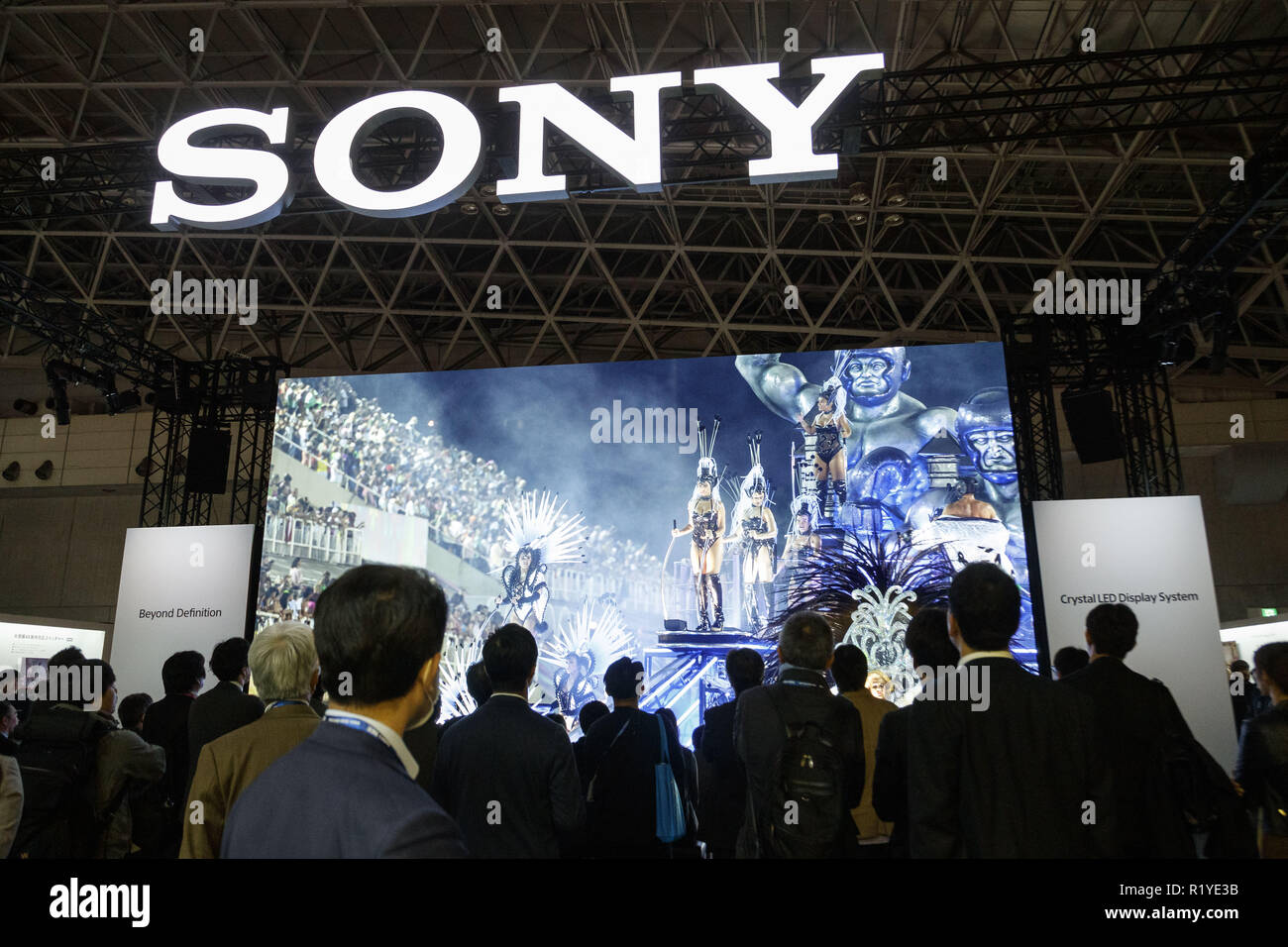 Chiba, Giappone. Xv Nov, 2018. Visitatori guardare un Sony 4K x 8K (440 pollici) di cristallo dello schermo a LED sul display durante la International Broadcast Equipment Exhibition (Inter BEE) 2018 all'International Convention Complex Makuhari Messe a Chiba. La mostra illustra le tecnologie più recenti dal Giappone e oltremare in audio e video e di comunicazione tra cui 16K viene visualizzato e la nuova attrezzatura fotografica. Inter BEE si terrà dal 14 novembre al 16. Credito: Rodrigo Reyes Marin/ZUMA filo/Alamy Live News Foto Stock