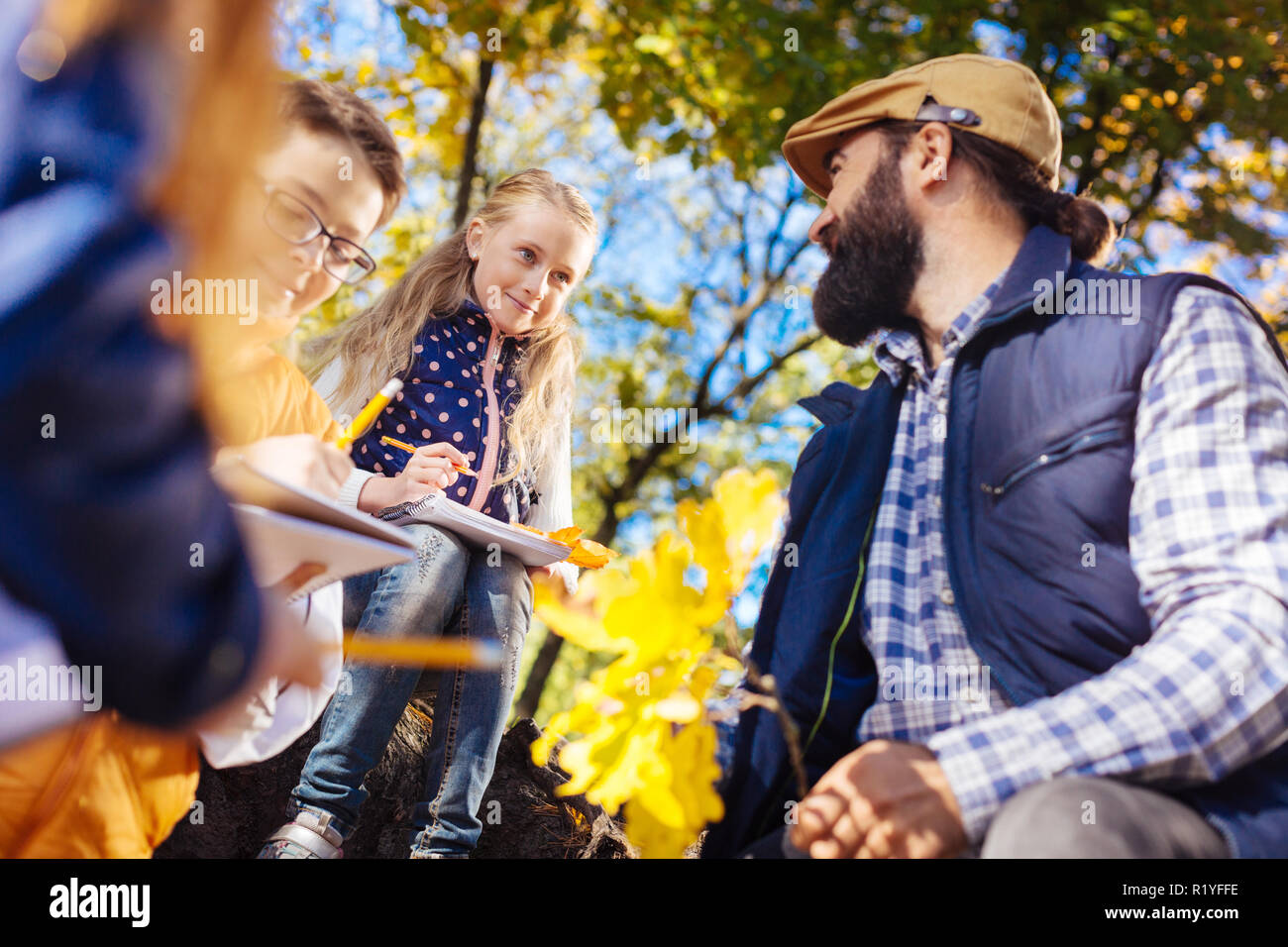 Carina ragazza bionda sorridente al suo maestro Foto Stock