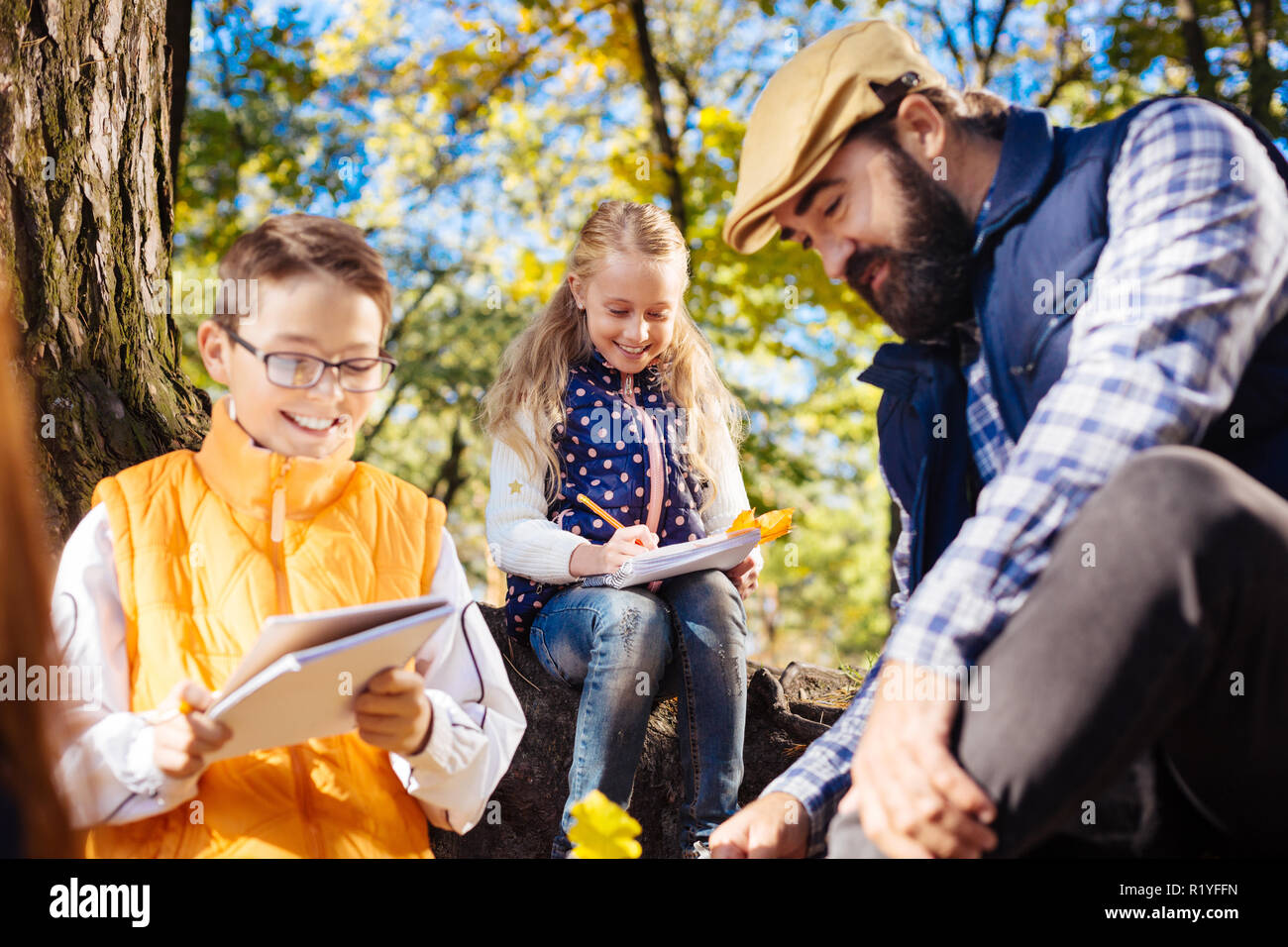 Bella gioiosa dei bambini esaminando le loro note Foto Stock