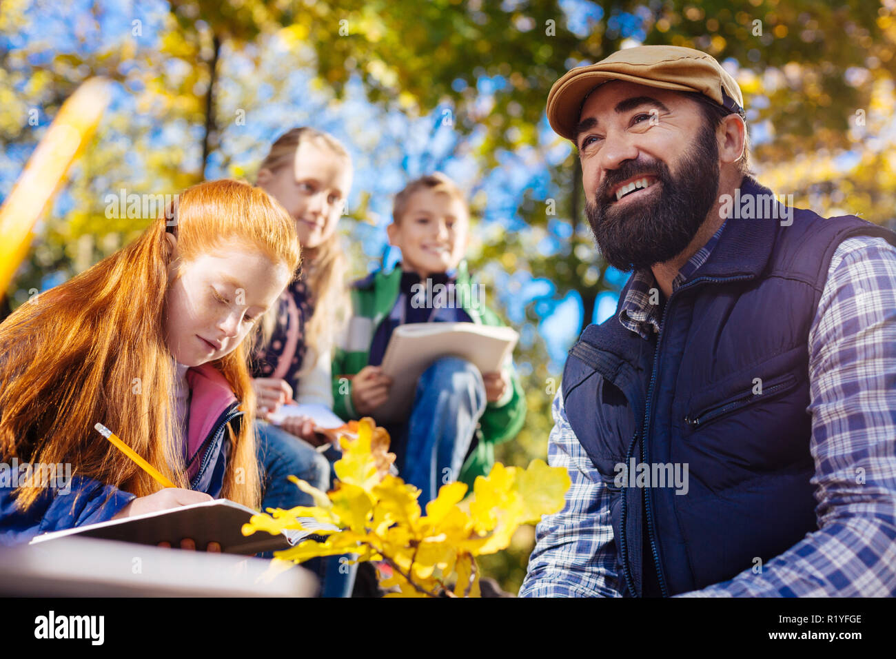 Piacevole uomo barbuto che mostra il suo stato d'animo positivo Foto Stock