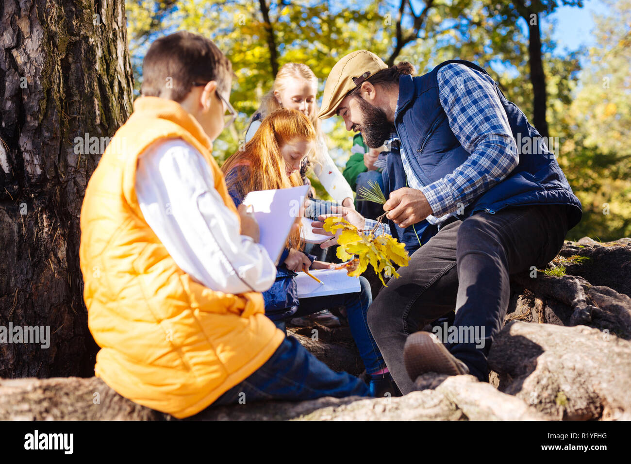 Bella carino bambini facendo disegni del ramo di albero Foto Stock