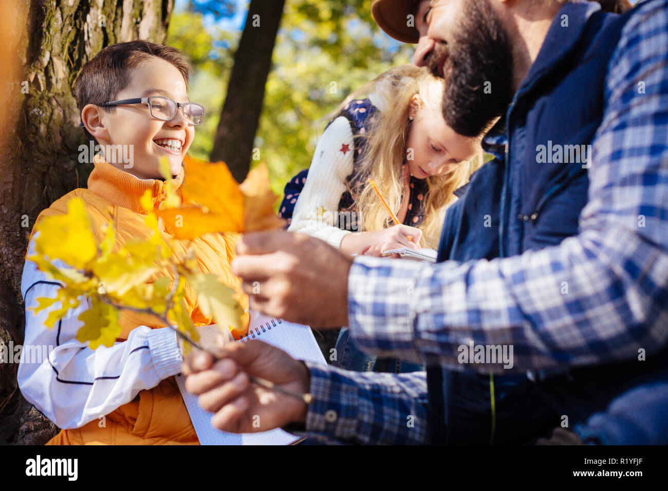 Gioiosa ragazzo intelligente godendo il suo giorno nella foresta Foto Stock