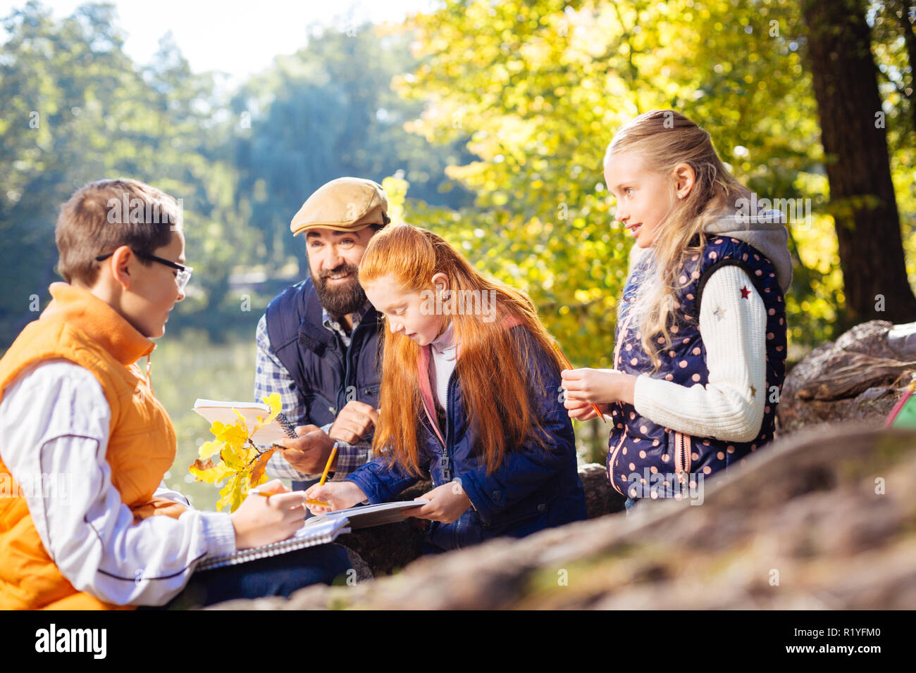 Nizza positivo smart i bambini ad esplorare la foresta insieme Foto Stock