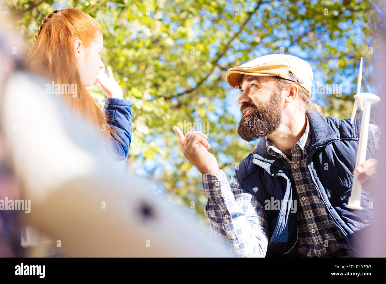 Piacevole smart insegnante puntando al suo allievo Foto Stock