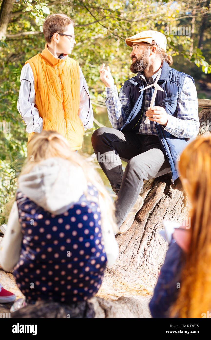 Smart istruito uomo raccontava un ragazzo su eco energy Foto Stock