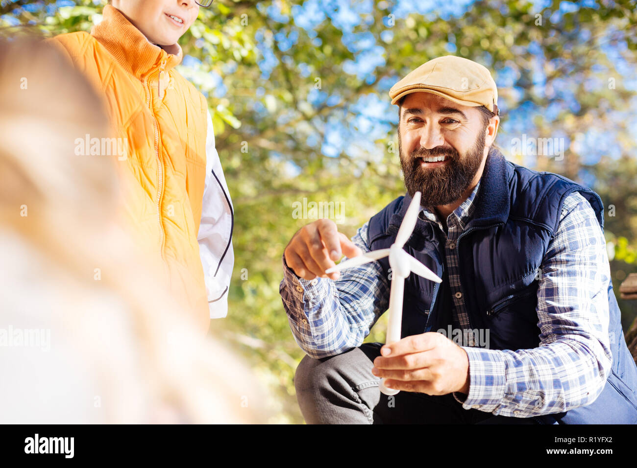 Allegro piacevole uomo dicendo circa di energia ecologica Foto Stock