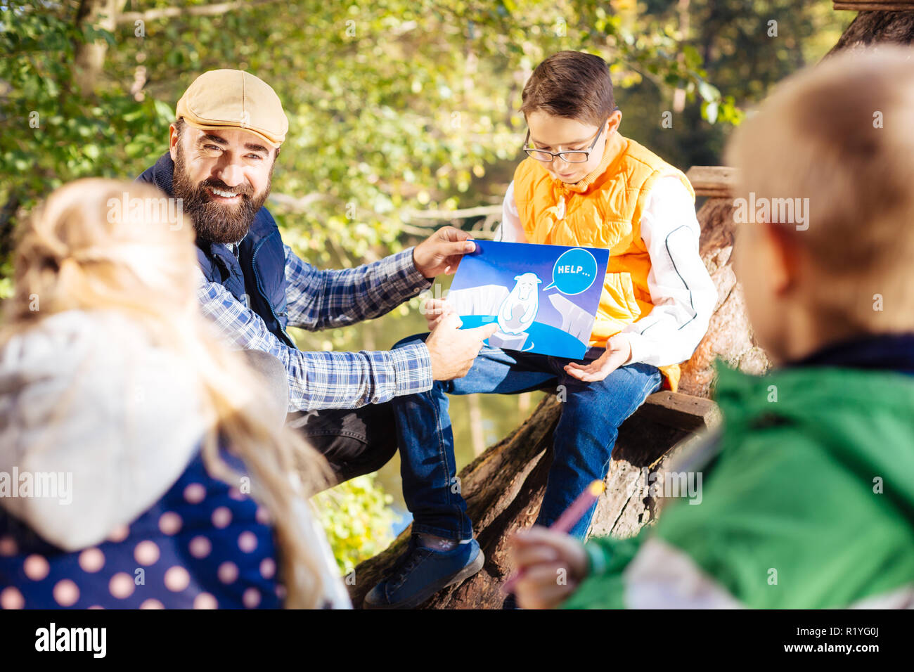 Il piacere guardando bene un uomo indica l'immagine Foto Stock