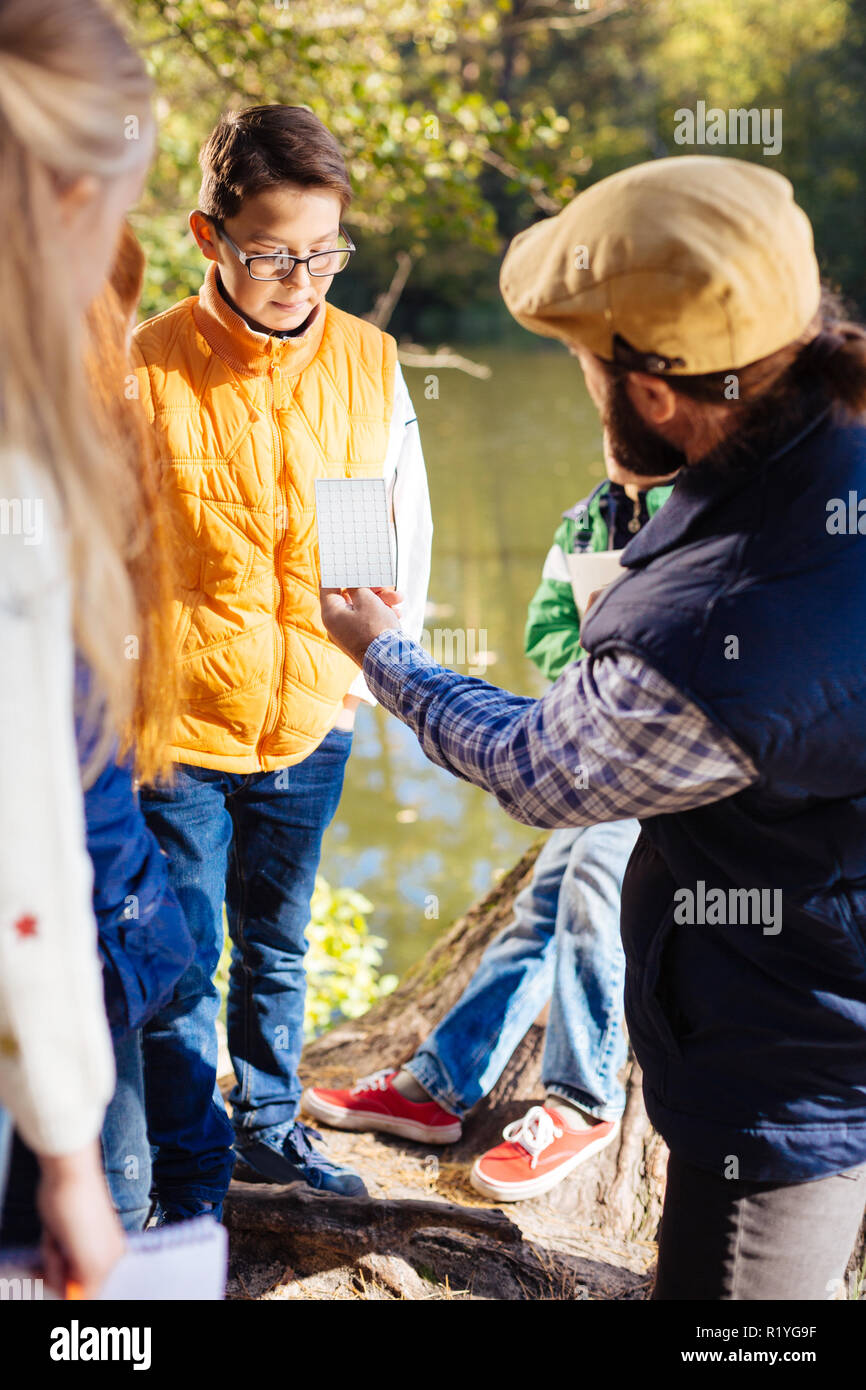Nizza uomo intelligente per spiegare i bambini sui cambiamenti climatici Foto Stock