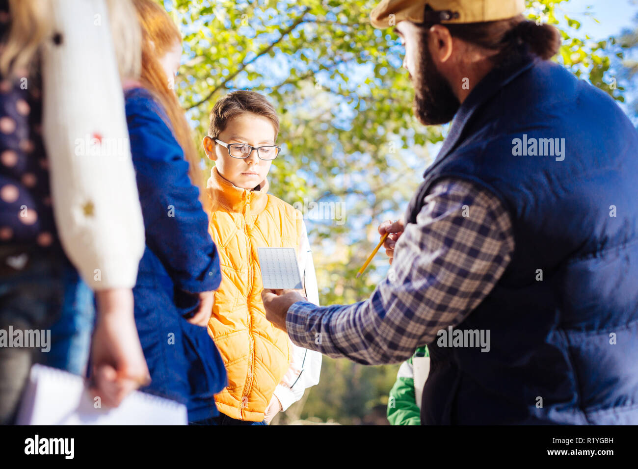 Nizza uomo intelligente che spiega circa le nuove tecnologie eco Foto Stock