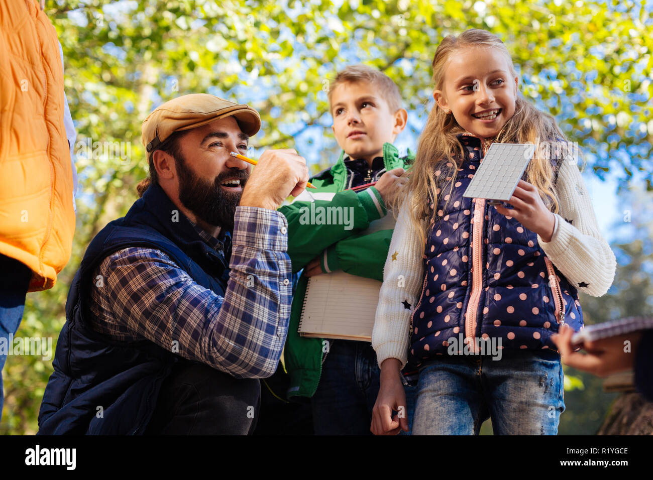 Bella ragazza vivace in piedi con il suo insegnante Foto Stock