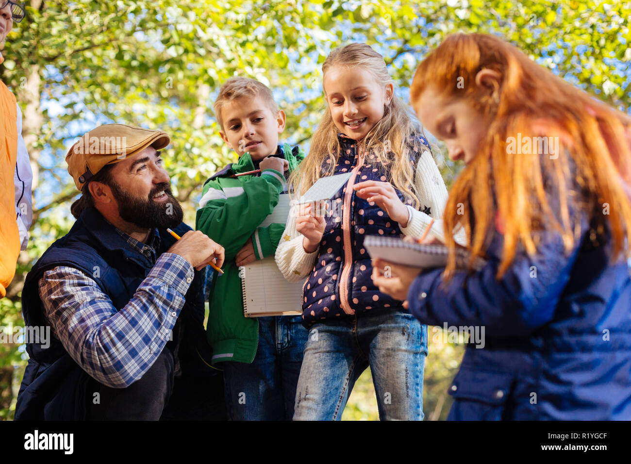 Positivi i bambini smart godendo di una lezione all'aperto Foto Stock