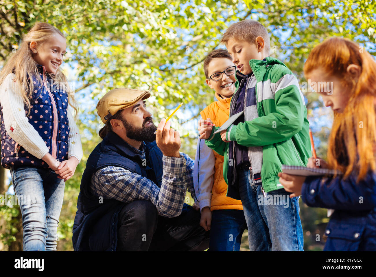 Piacevole uomo barbuto guardando il ragazzo Foto Stock