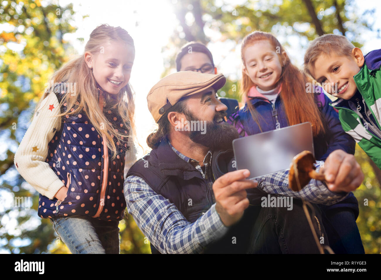 Basso angolo di un bene positivo cerca uomo Foto Stock