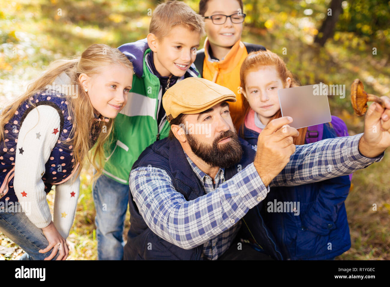 Smart positivo i bambini guardando lo schermo di tablet Foto Stock