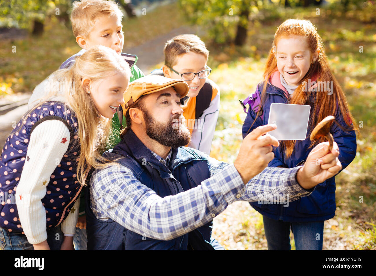 Nizza uomo piacevole guardando la schermata della tabella Foto Stock