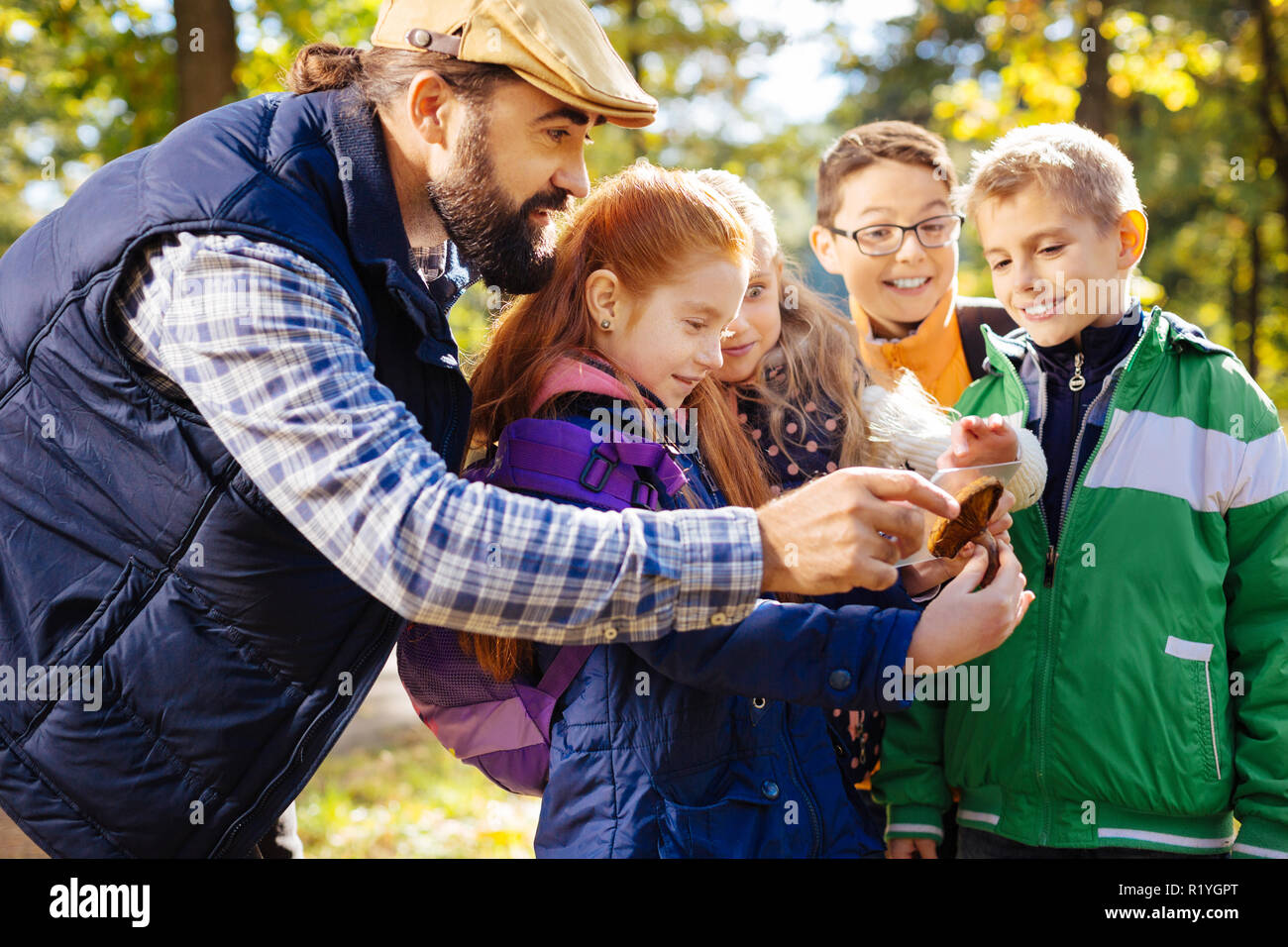 Nizza uomo barbuto rivolti a fungo Foto Stock