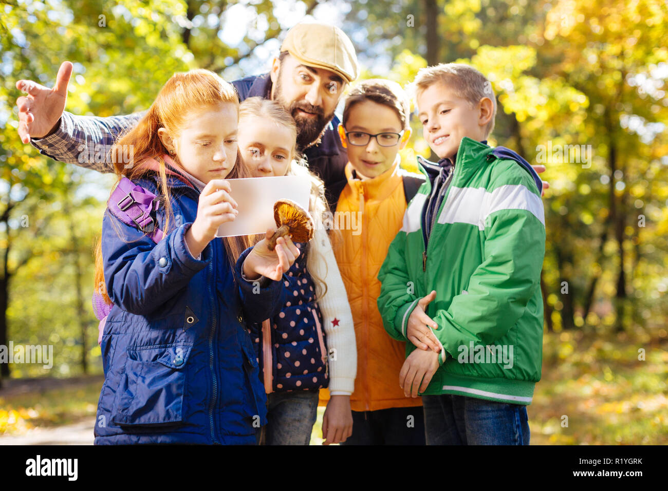 Gravi dai capelli rossi ragazza che vogliono scattare una foto Foto Stock