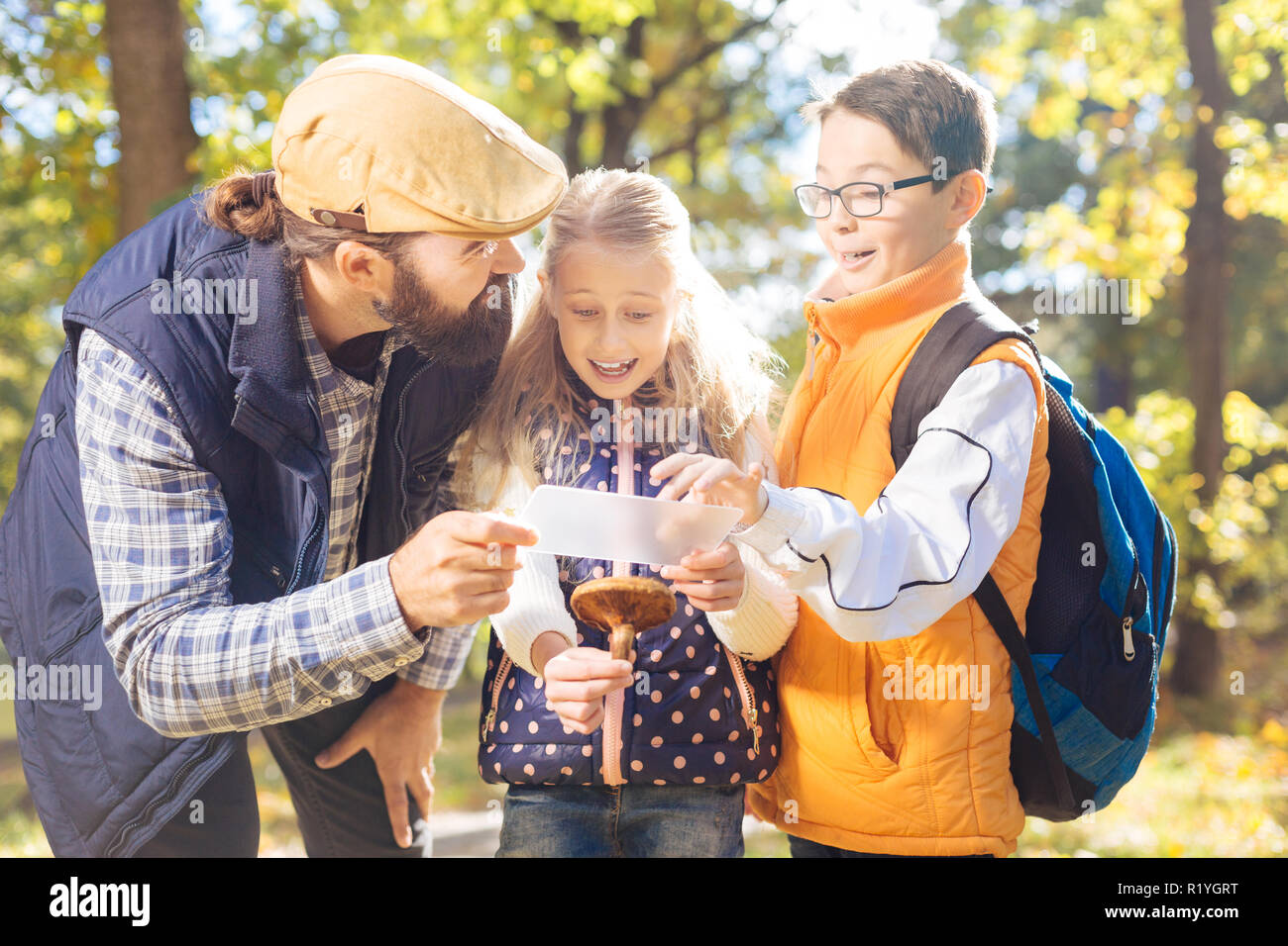 Gioioso happy boy premendo il tasto schermo tablet Foto Stock
