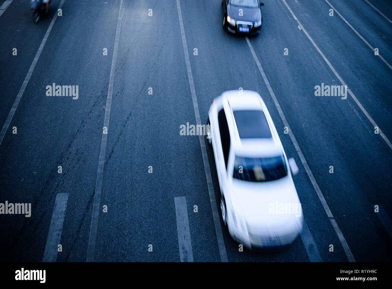 Auto in autostrada con motion blur Foto Stock