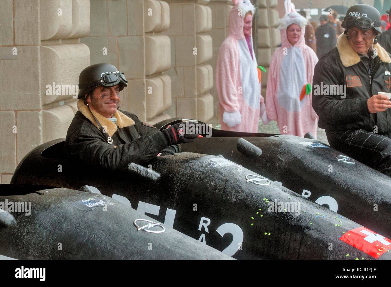 La gente che indossa un costume di carnevale di racing driver al carnevale di Lucerna, Svizzera Foto Stock
