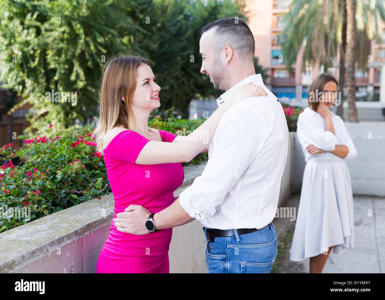 Allegro giovane stanno parlando e la donna è li invidie nel parco. Foto Stock