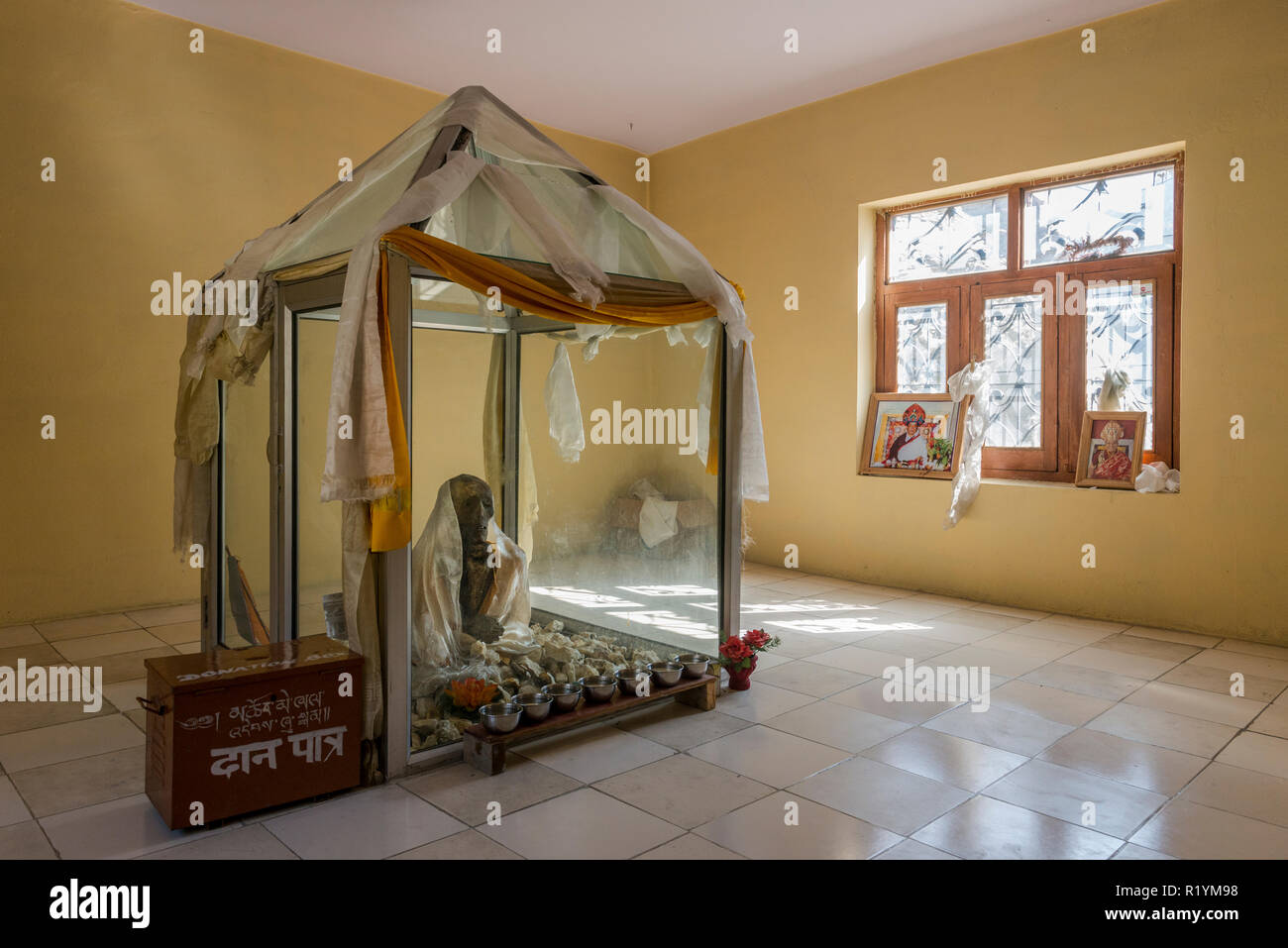 Il contenitore di vetro in un piccolo tempio in giu village, dove la mummia di un monaco dal XV secolo ritrovato nel 1975, è oggi conservato Foto Stock