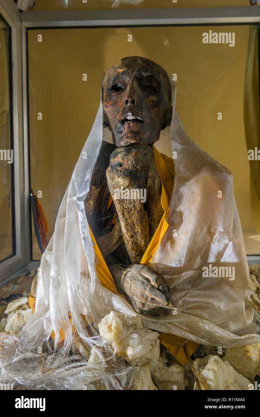 La mummia di un monaco dal XV secolo fu trovata in giu villaggio in 1975 Foto Stock