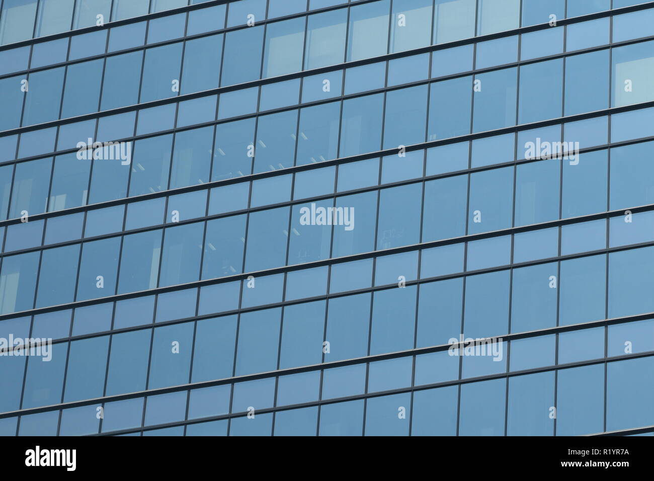 Glas facciata di un edificio aziendale nel quartiere di Ginza, Tokyo, Giappone Foto Stock