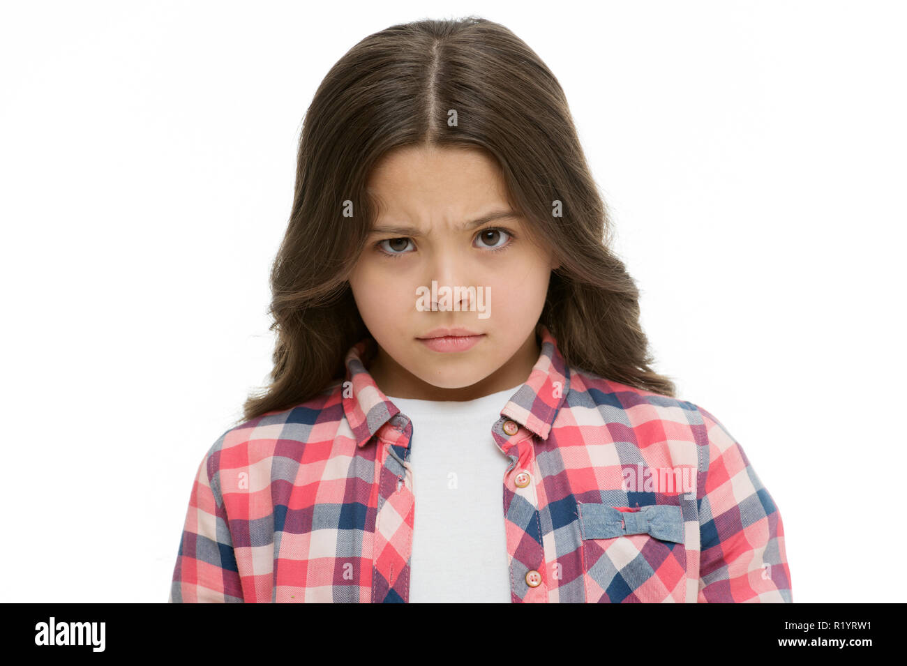 Bambina sollevare il sopracciglio isolato su bianco. Fiducioso bambino con lunghi capelli bruna. Vi sono gravi. Stop Kidding me. Sguardo pieno di sospetto. Kid sembra offeso e accigliata. Arrestare il bullismo concetto. Foto Stock