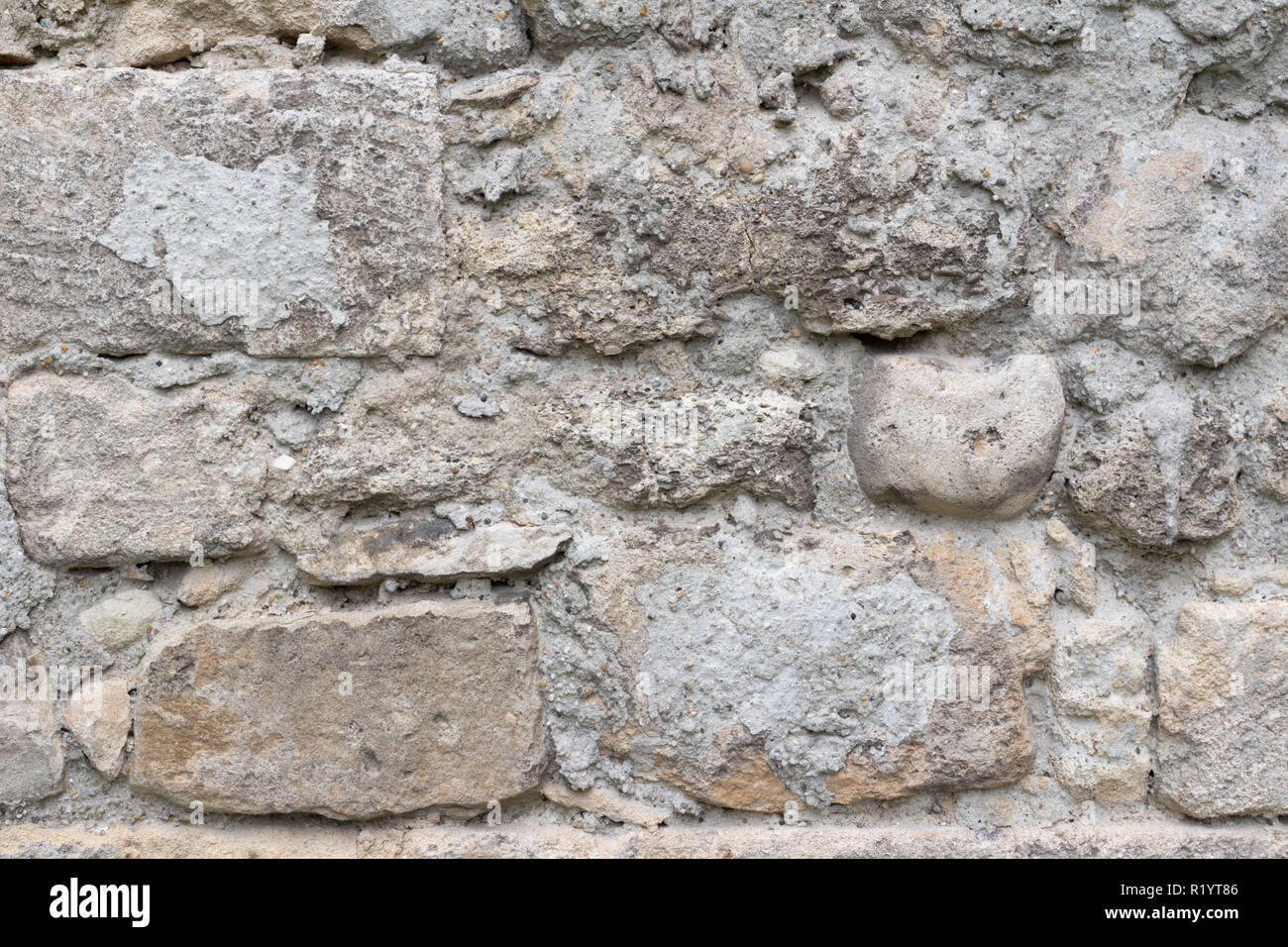 Le pietre originali nella parete di una chiesa costruita nel XIII secolo Foto Stock